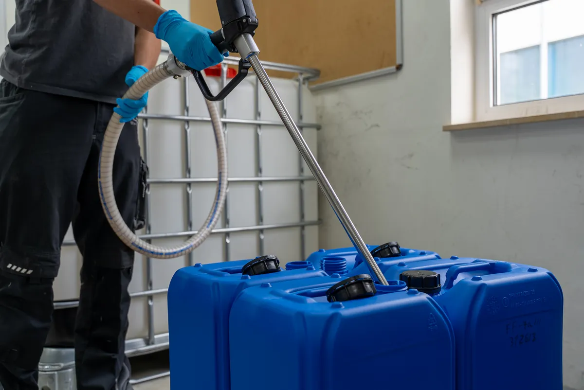 Abfüllung von Produkt in blaue Kanister
