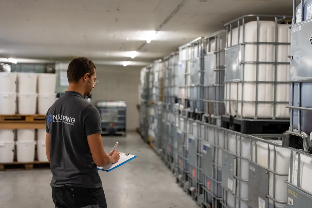 Lager mit IBC-Containern voller eigener Produkte